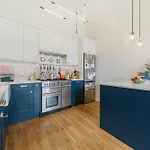 Spacious & Luxurious 2-Bedroom Edwardian Apartment
