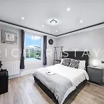 Hackney Suites - En-Suite Rooms & Amenities