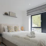 Stylish Modern Apartment By Aldgate East Station 4