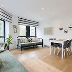 Stylish Modern Apartment By Aldgate East Station 4