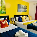 2 Bedrooms Modern Apartment, Lounge, Full Kitchen, Balcony, 5 minutes Stratford Station