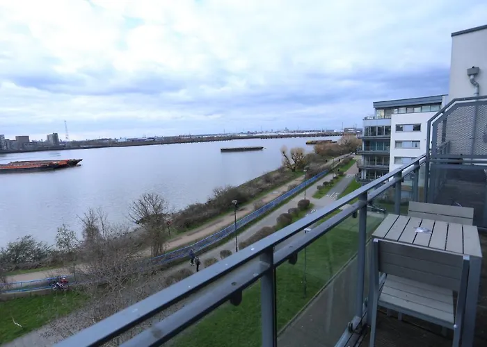 Lovely 2 Bed 2 Toilet Hill House River View Apartment