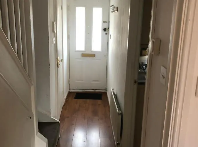Lovely 3 Bed Semi Detached House With Off Street Parking Located In A Quiet Close