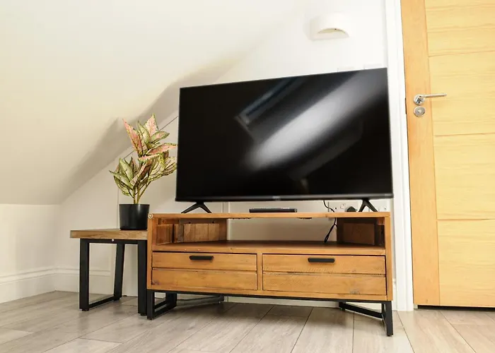 Luxury 5 Star London Apartment - Parking, Garden, Nr Greater London Metro Stations