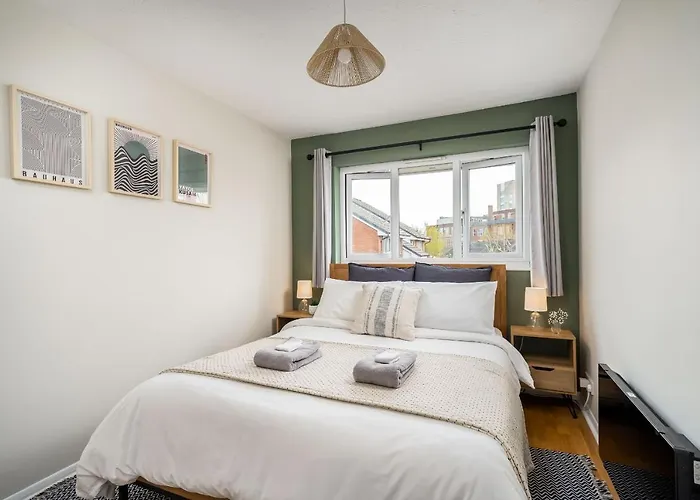 Homely And Stylish Bermondsey Apartment With Parking