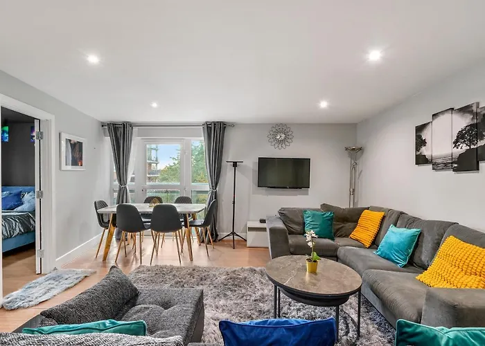 3Br-Sleeps8-Canarywharf-Cinemabedroom