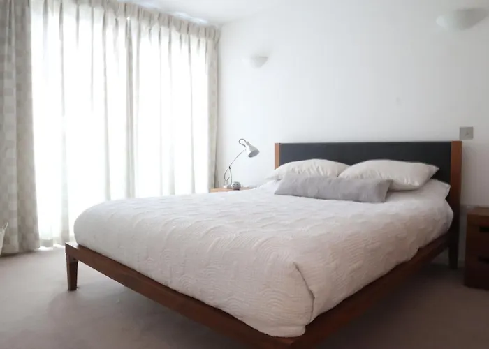 Luxury River View Canary Wharf Apartment