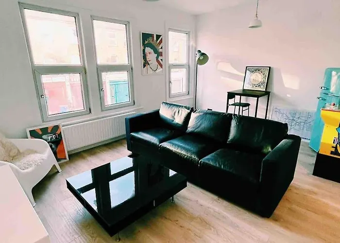 London Flat Next To Central Line Underground Station