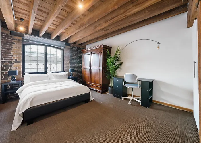 Canary Wharf - Converted Warehouse Apartment