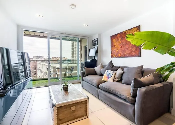 1 Bedroom Penthouse Flat In East London
