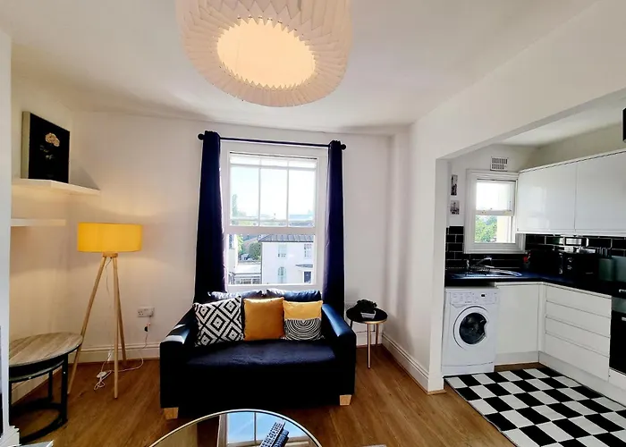 Evo View - 1 Bed Apartment - Stunning Views 3 Mins Walk Mile End Station