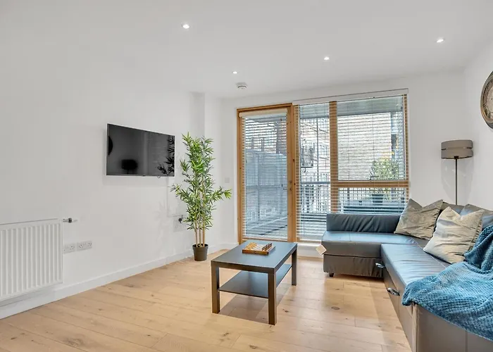 Modern 2-Bed Apartment In Greenwich - Prime Location Near Cutty Sark & Excellent Transport Links