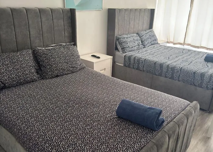 New! Xtra Large 4 Bedroom Up To 12 Guests