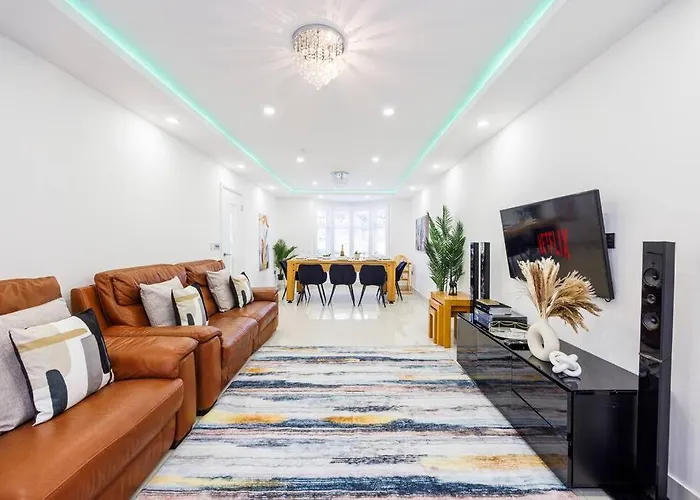 5 Bedroom Home, London, Games Room , Pool Table , Air Hockey Weekly & Monthly Offers With Free Parking