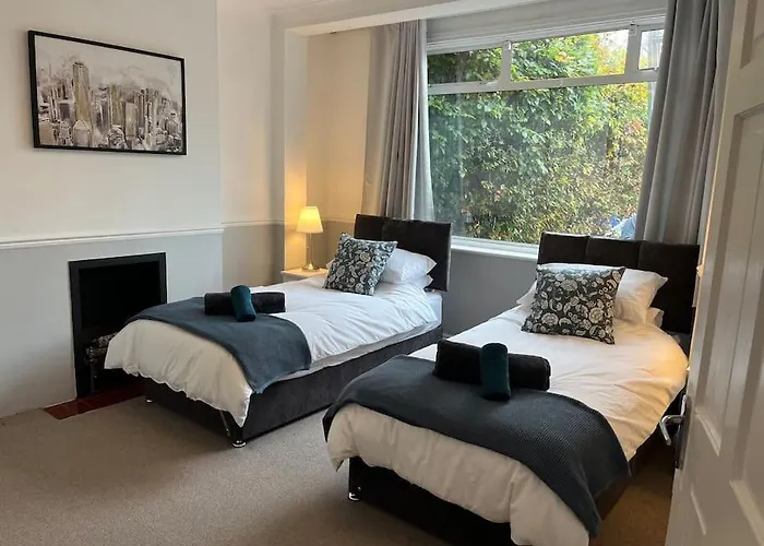 Cosy & Comfortable 3 Bed House, Office & Driveway