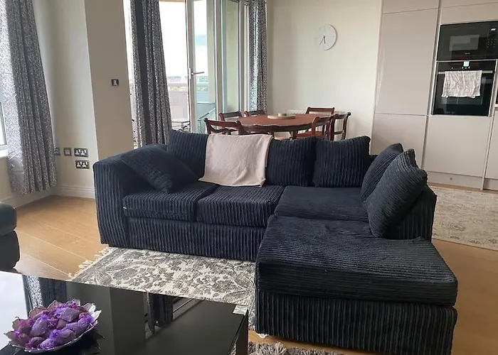 London 2 Bedroom Royal Docks Riverside Apartment
