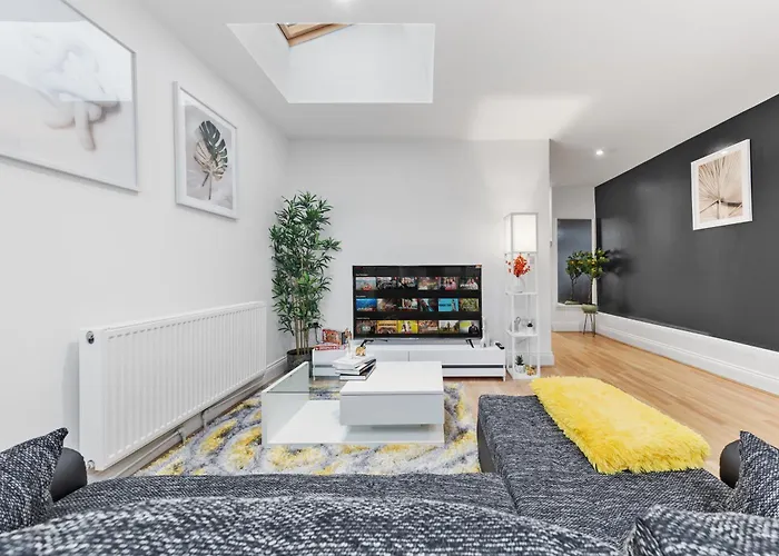 Serene 2-Bed London Escape With Garden & Parking- Central Vibes, Suburban Calm-Book Instantly & Save On Long Stays!