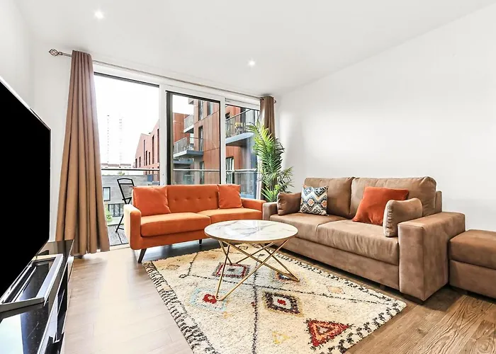 Modern 2 Bed 2 Bath Flat With Balcony Surrey Quays