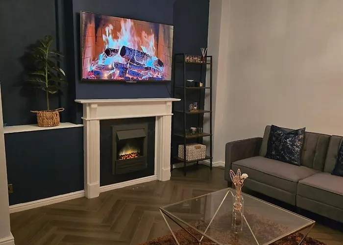 Contemporary & Spacious 1Bd - Fireplace With Modern Comforts