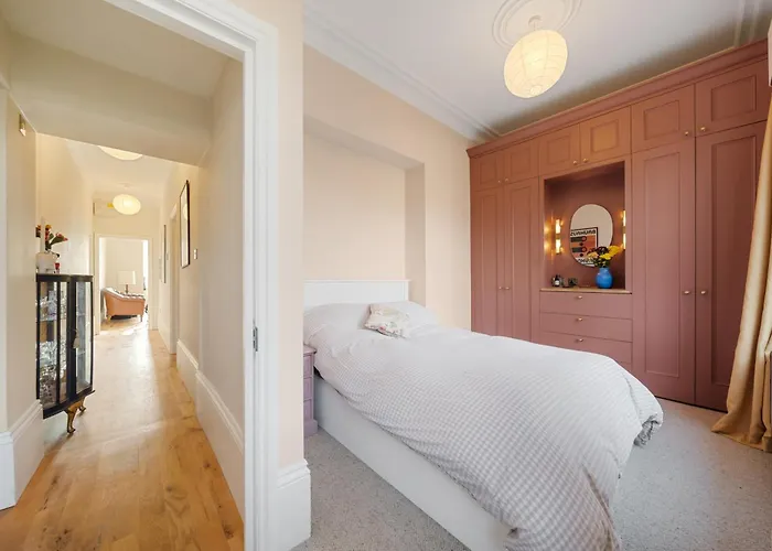 Spacious & Luxurious 2-Bedroom Edwardian Apartment