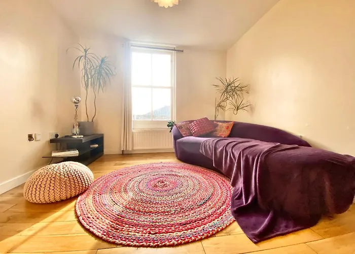 London\'S Central East End 2 Bedroom City Apartments