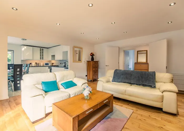 London Stratford - Spacious 2 Bed Flat With Secured Parking & Private Garden