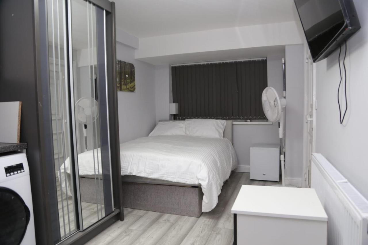A A Guest Nightingale Chalet London