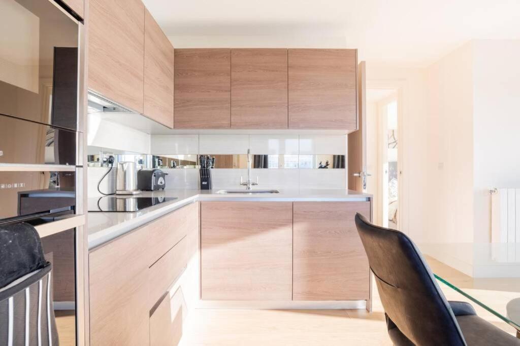 Luxury River Side Penthouse Apartment *