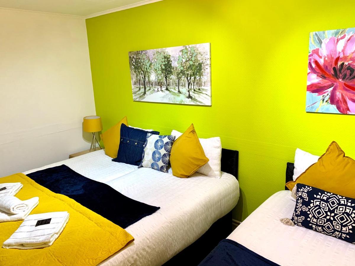 Spacious Excel 2 Bedrooms, Separate Reception, Kitchen, Full Apartment *