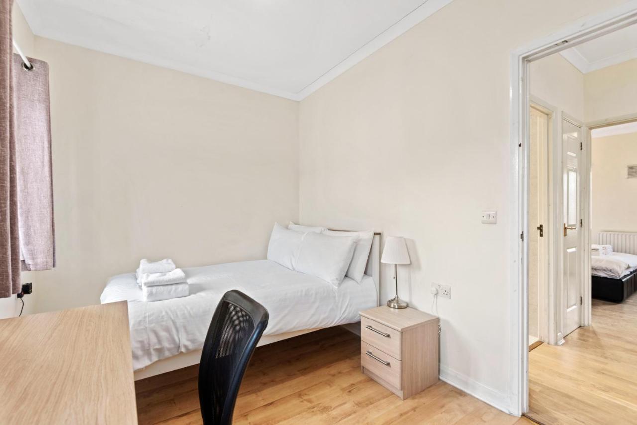 Super 2 Bedroom House Near Canary Wharf, O2 Arena & Excel For 5 People * London