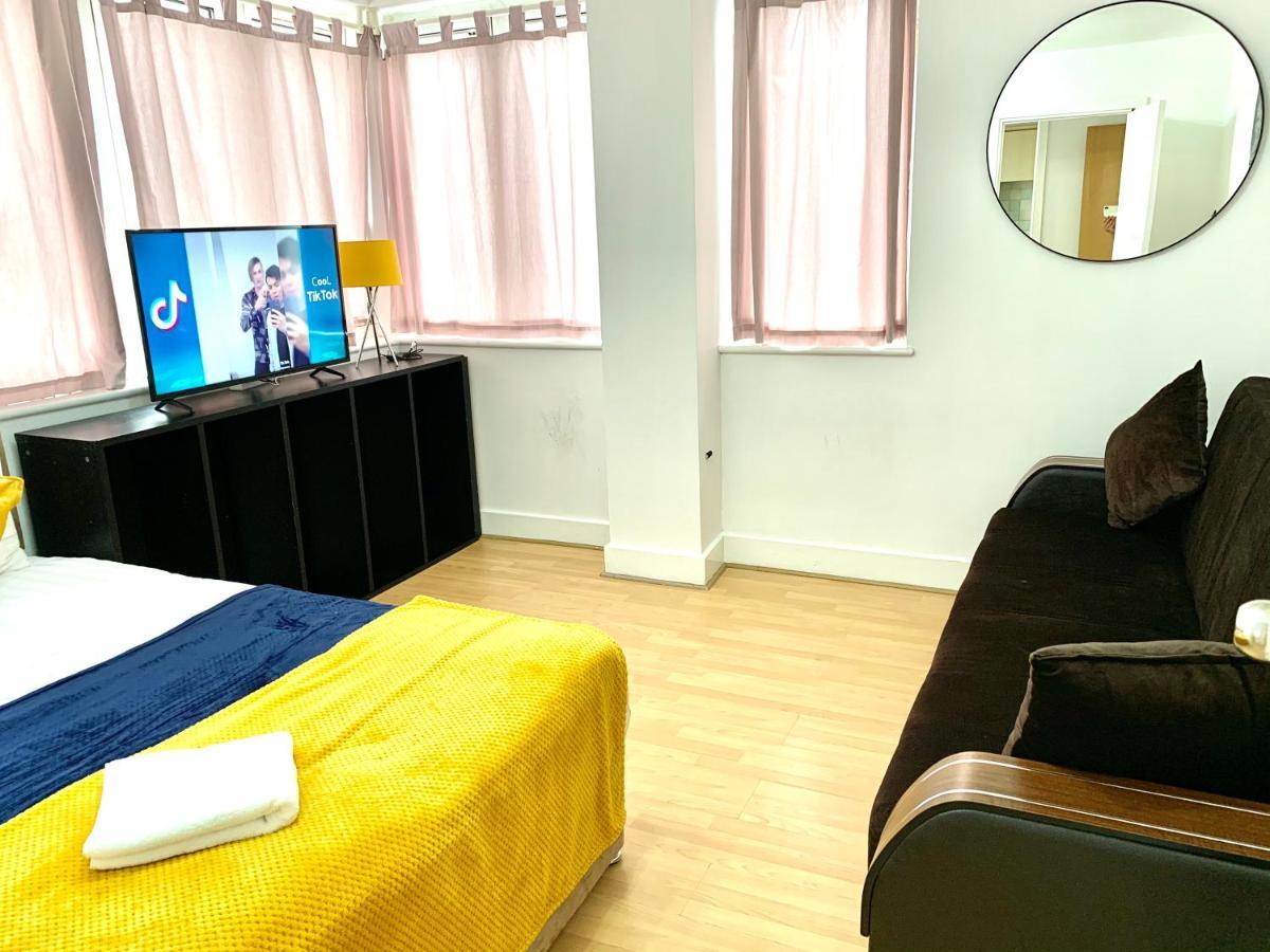 2 Bedrooms, Seperate Recption, Full Kitchen, Free Parking * London