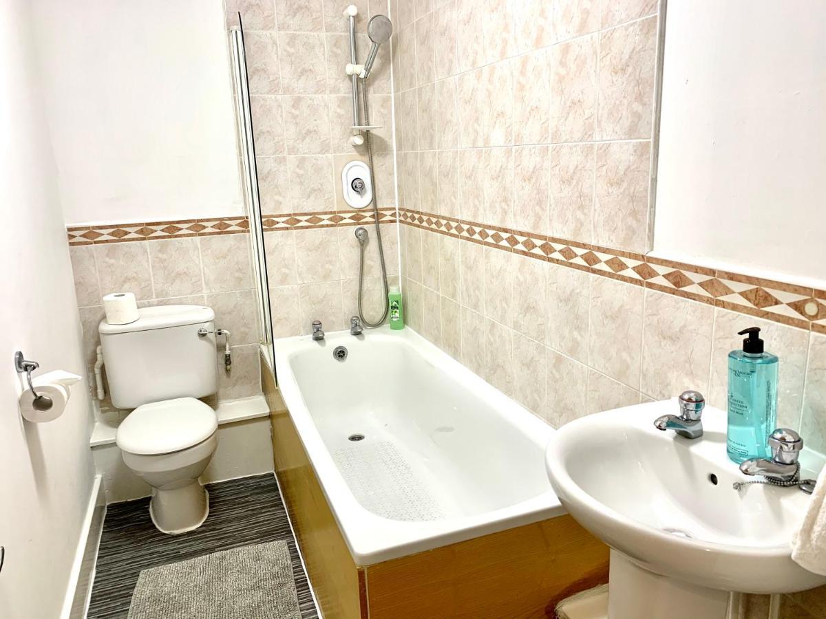 2 Bedrooms, Seperate Recption, Full Kitchen, Free Parking *
