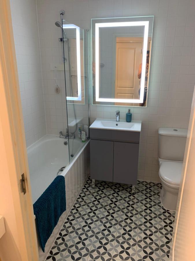 Beautiful, Secure, 2-bedroom Canal-side *
