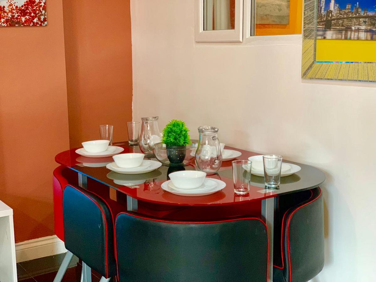 4 Bedrooms, 3 Baths, Full Kitchen And Lounge, Garden, Free Parking Apartment