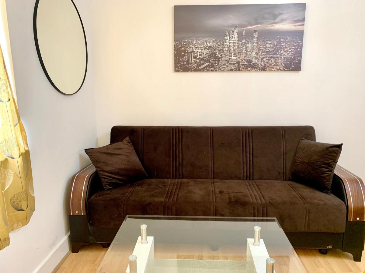 2 Bedrooms, Seperate Recption, Full Kitchen, Free Parking London