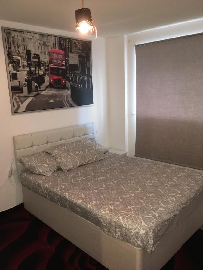1 Bed Near Canary Wharf Centre Apartment London