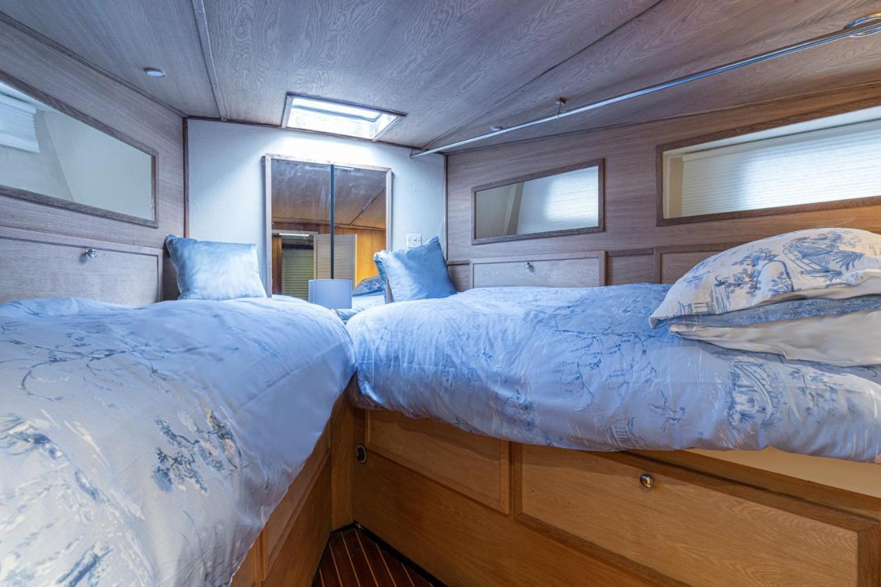Rustic 2-bed Houseboat On The River Thames, In East Apartment London