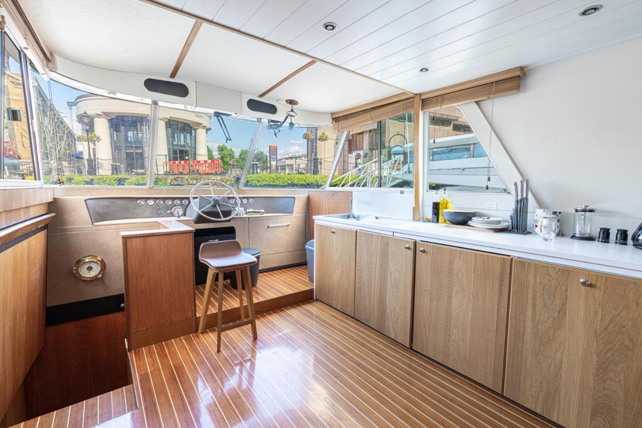 Rustic 2-bed Houseboat On The River Thames, In East Apartment *