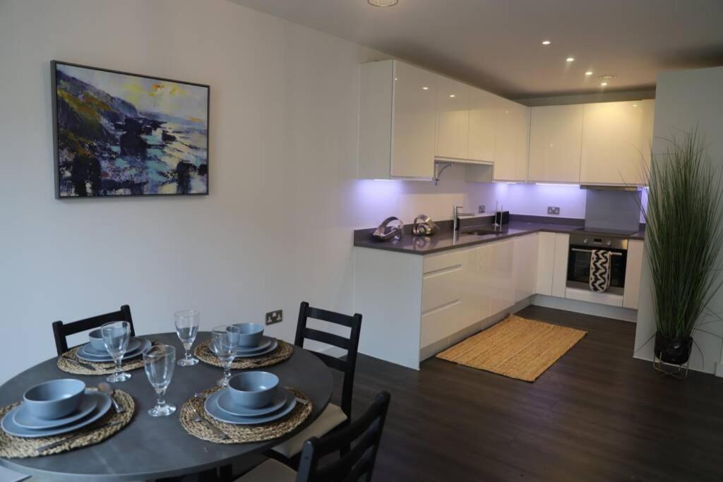 Beautiful 2Bed Apartment 5 Mins From London Bridge. *
