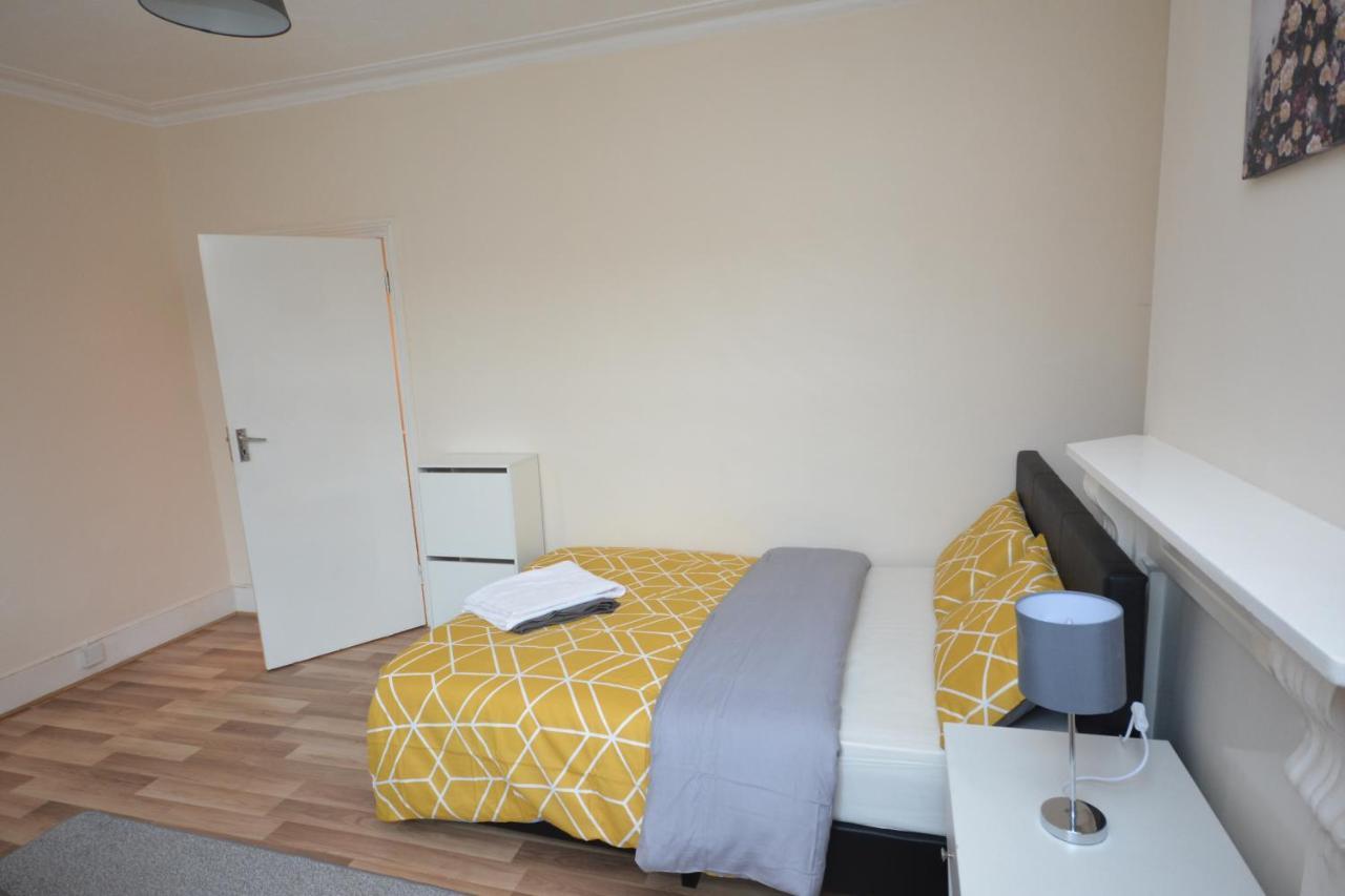 Holiday home Cheerful 4 Bedroom House In Greater London
