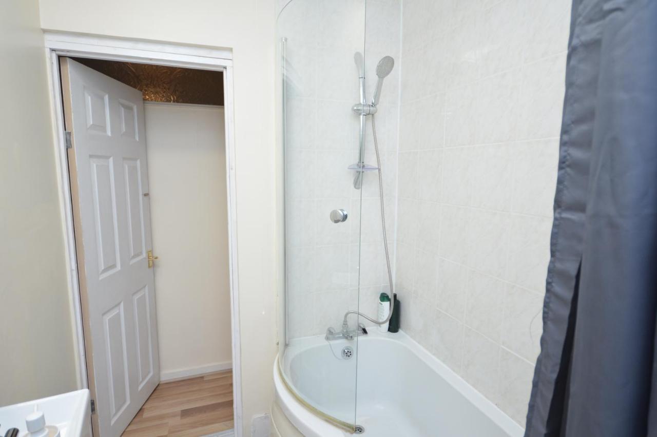 Cheerful 4 Bedroom House In Greater Holiday home *