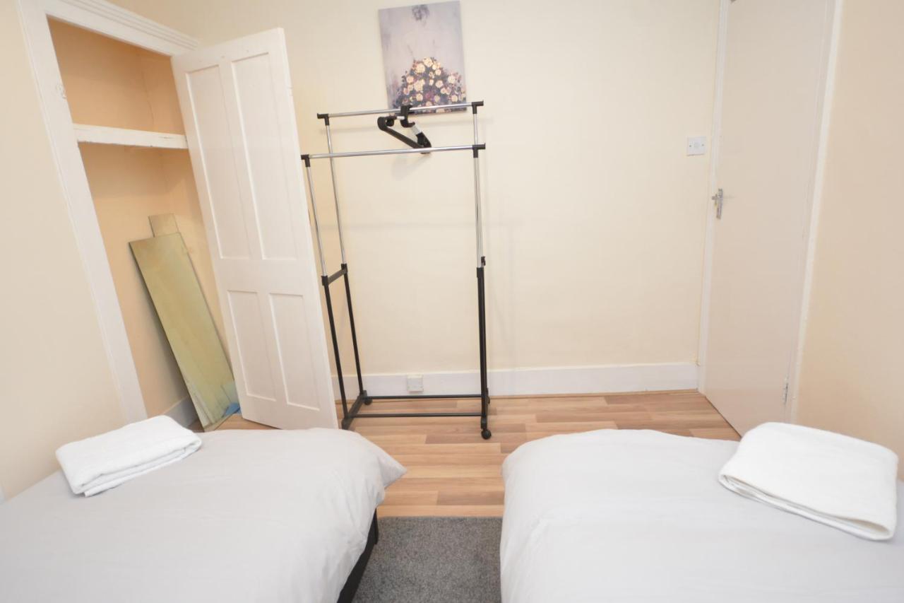 Cheerful 4 Bedroom House In Greater London