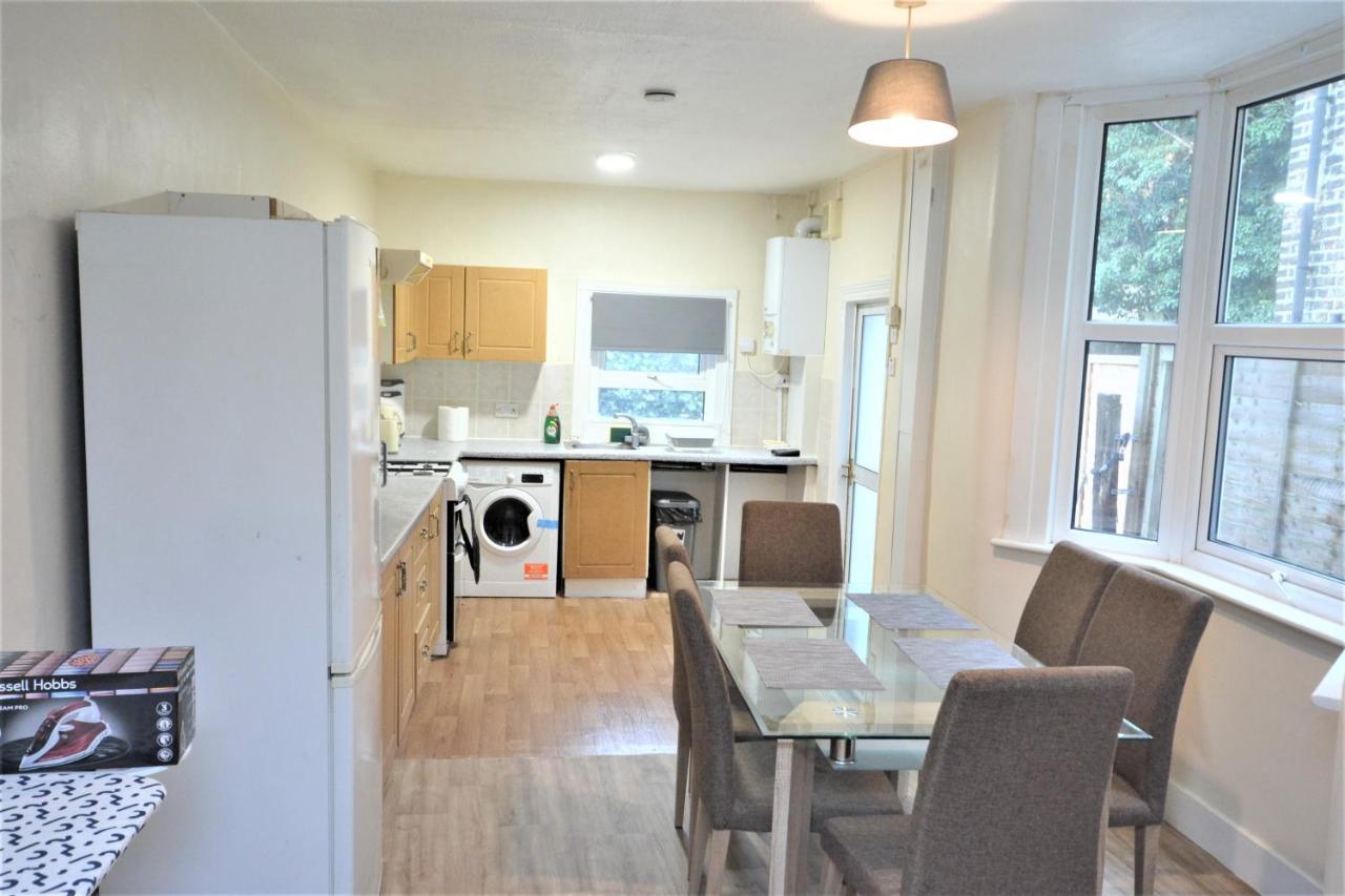 Cheerful 4 Bedroom House In Greater Holiday home London