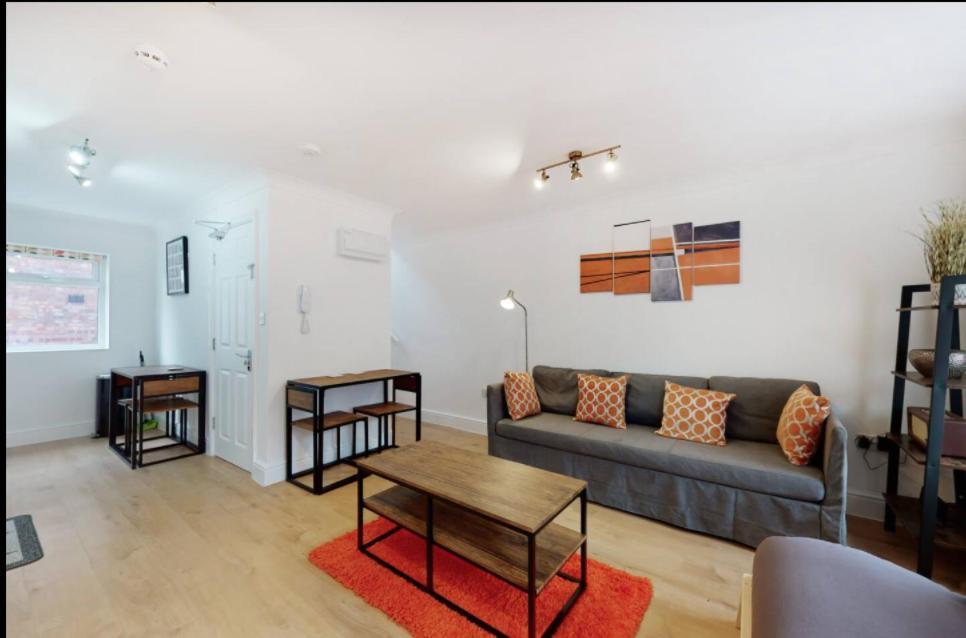 Modern Split Level 1 Bedroom Flat In Aldgate Apartment *