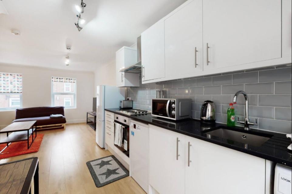 Modern Split Level 1 Bedroom Flat In Aldgate London