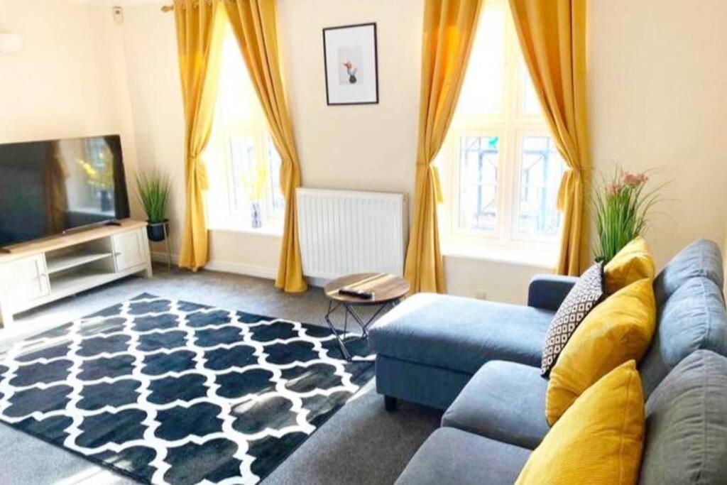Smartrips Beckton Townhouse With Parking Apartment *