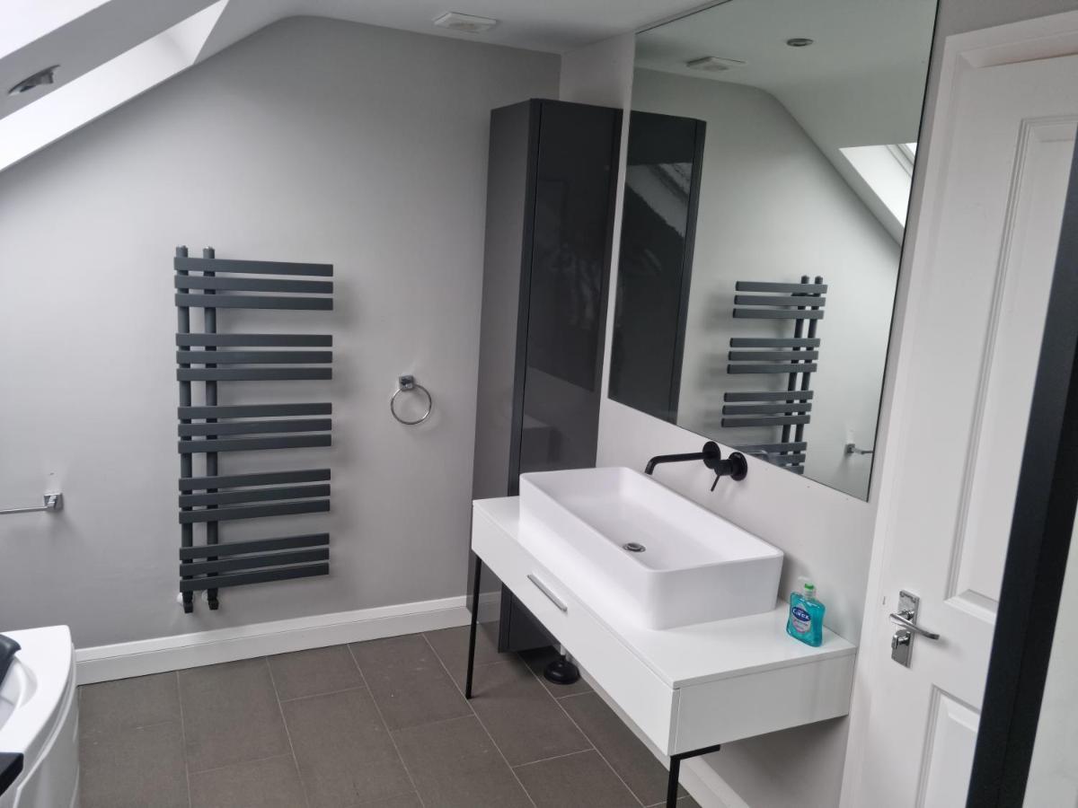 Bright, Spacious 4 Bed With A Jacuzzi! Apartment