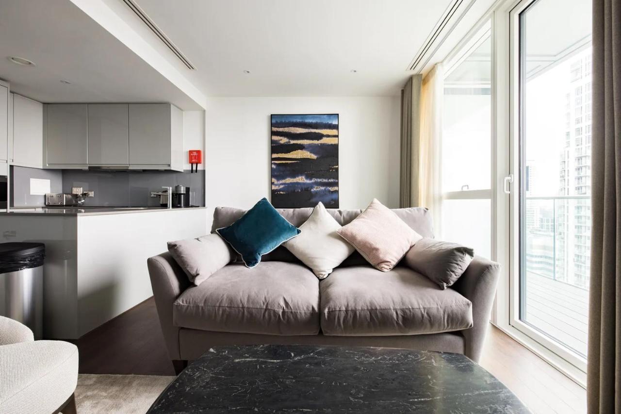 Charles Hope Canary Wharf South Quay Apartment *