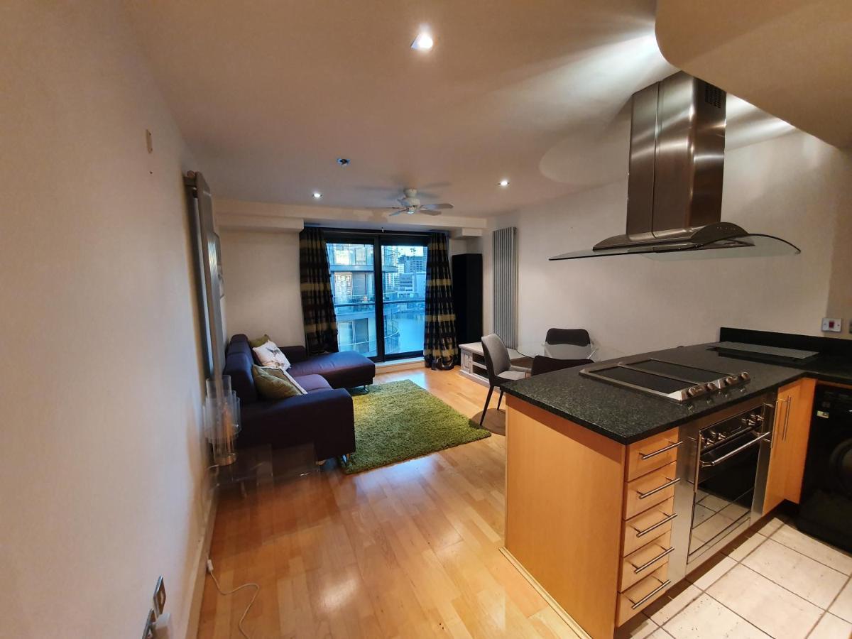 1 Bed Suite, Waterside, Canary Wharf Apartment London