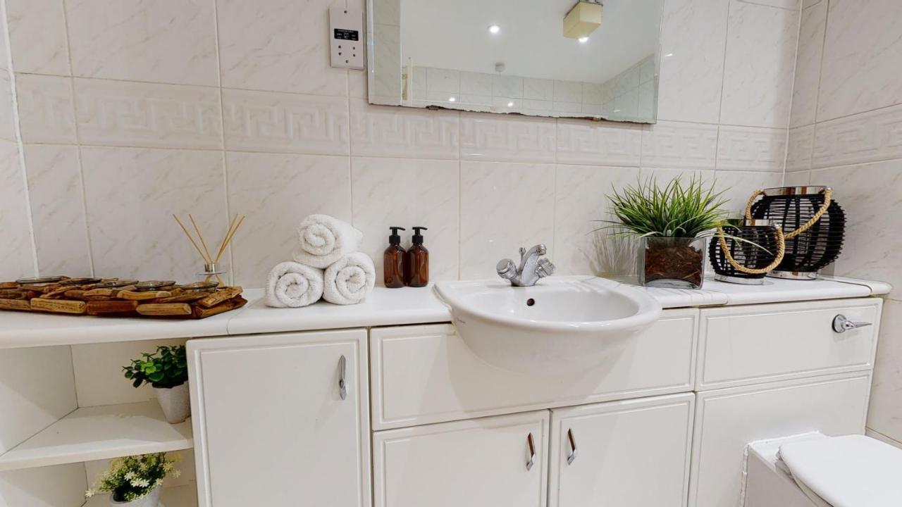 Docklands Riverside Superior 3 Bedroom Apartment By Delta Accomodation * Londres